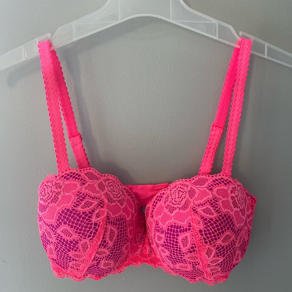 🔴 La Vie En Rose Vibrant Pink Lace Bra NWOT